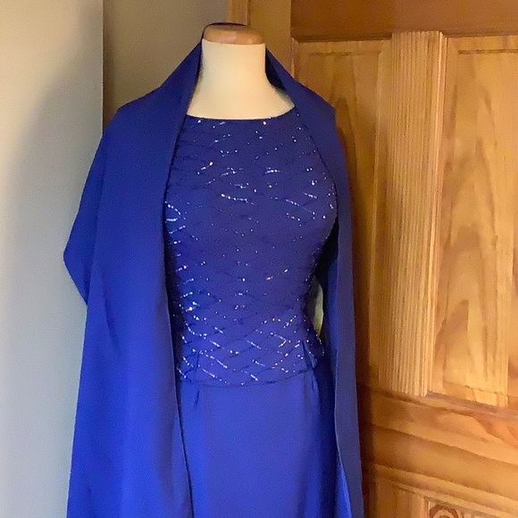 Aspeed Gown - Picture 9 of 10